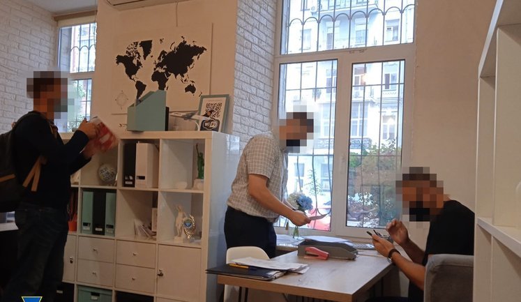 Столичные турфирмы организовали схему по подделке ПЦР-тестов, "справки" продавали за 1,2 тыс. грн, - СБУ. ФОТОрепортаж