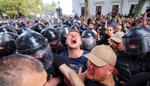 Fire in Odesa camp: activists and police scuffle outside mayor's office, detentions reported. PHOTOS