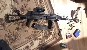 ДБР повідомляє про виявлення в ході обшуку у Чорновол арсеналу зброї. Екснардепка заявляє, що це її легальна зброя. ФОТОрепортаж