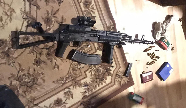 ДБР повідомляє про виявлення в ході обшуку у Чорновол арсеналу зброї. Екснардепка заявляє, що це її легальна зброя. ФОТОрепортаж