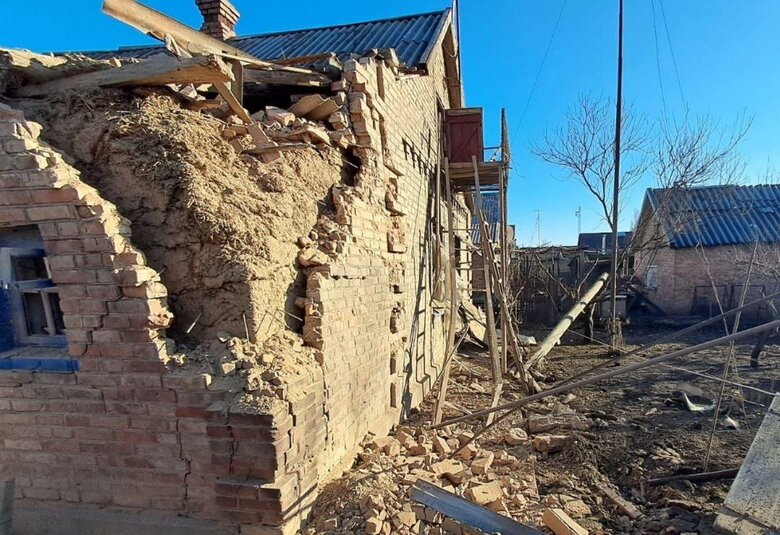 Зруйнований російським обстрілом будинок на Нікопольщини
