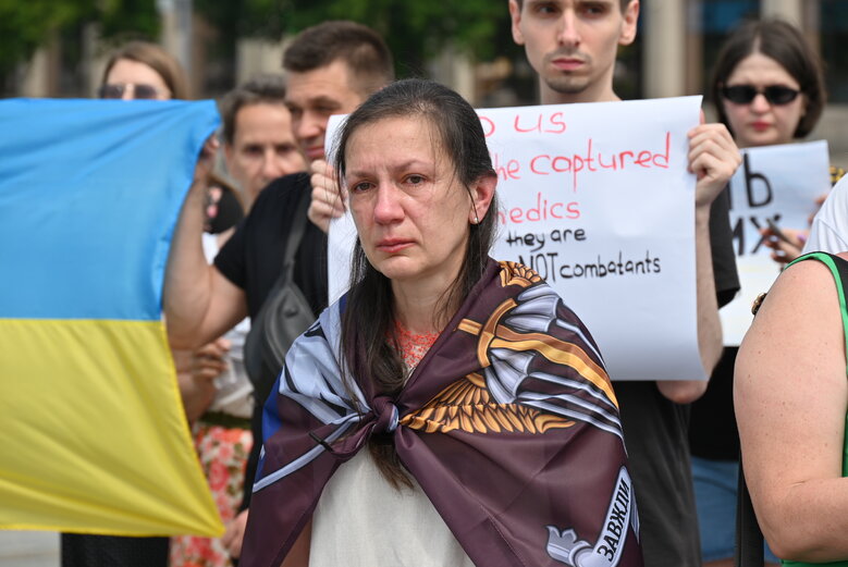 Акція на підтримку полонених військових медиків відбулася на Майдані Незалежності 04