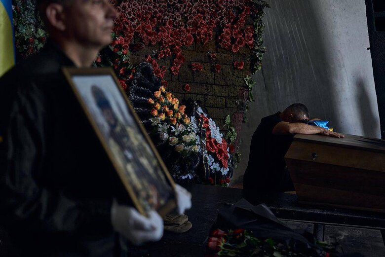 У Києві попрощалися з бійцем Нацгвардії Ігорем Воєводіним, він загинув у боях за Україну через місяць після весілля 01