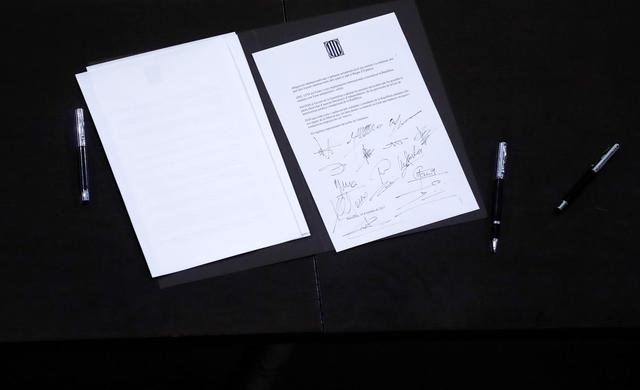 Лідер Каталонії Пучдемон підписав декларацію про незалежність 02 Лідер Каталонії Пучдемон підписав декларацію про незалежність 02
