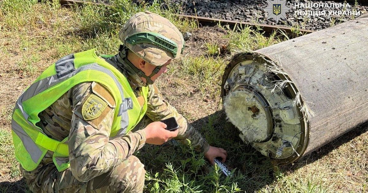 After massive attack on Kyiv, bomb disposal experts recover parts of Russian missiles and 50 kg of explosives. VIDEO+PHOTOS