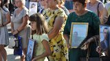 Родственники погибших солдат почтили их память возле Стены памяти на Михайловской площади в Киеве. ФОТОрепортаж