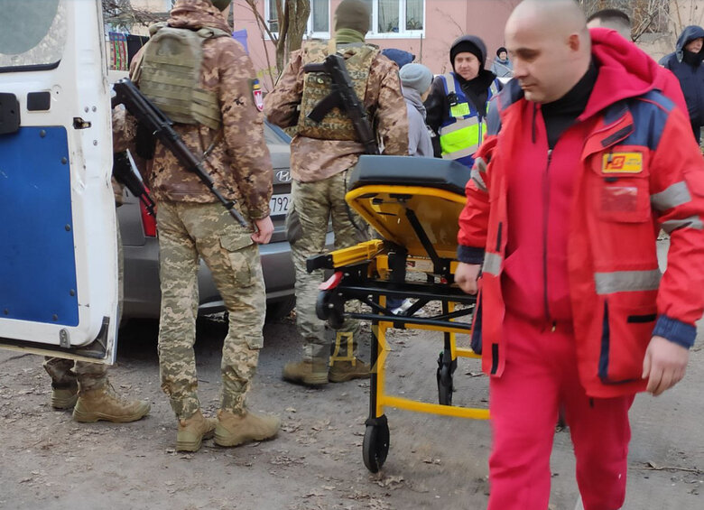 Військовий у стані наркотичного сп’яніння взяв у заручники жінку з дитиною в Одесі. Правоохоронцям вдалось їх звільнити (оновлено) 04