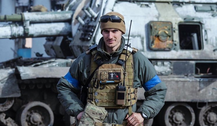 Боєць 93-ої бригади Антон Самарін: "Робітники вокзалу в Охтирці відмовлялися розвантажувати нашу техніку вранці 24 лютого, бо у них була… перезмінка. А по місту вже їхали машини з феесбешниками в цивільному і колона російської техніки"