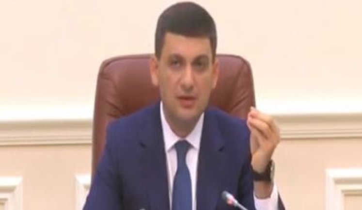 Гройсман доручив підготувати документ про зниження тарифів на тепло і гарячу воду на 15-20%. ВIДЕО