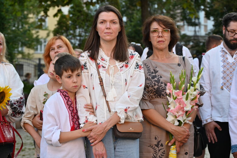 У Києві вшанували пам’ять Андрія Бабінського - воїна 80-ої ОДШБр та засновника Мегамаршу у вишиванках 07