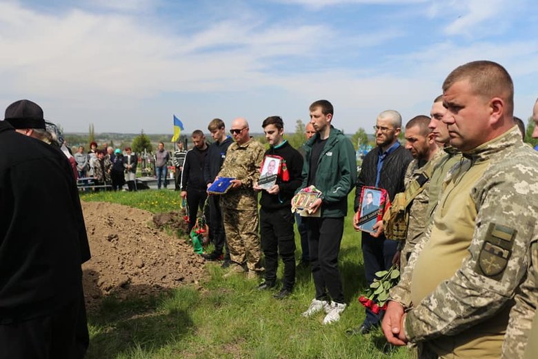 Soldiers of 91st separate regiment of operational support Andrii and Oleksandr Kozyrka, who died in battle with Russian occupiers, were buried in Sumy region 12 Soldiers of 91st separate regiment of operational support Andrii and Oleksandr Kozyrka, who died in battle with Russian occupiers, were buried in Sumy region 12