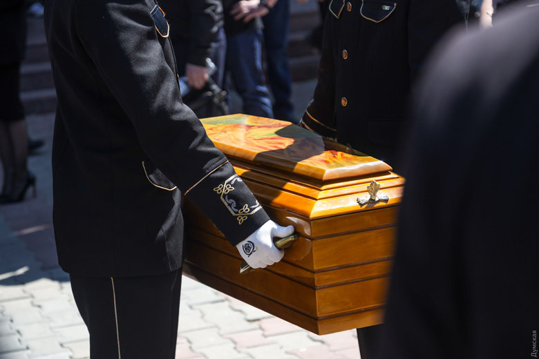 В Одесі попрощалися з Валерією Глодан, її мамою та тримісячною донечкою Кірою, які загинули внаслідок влучання російської ракети у багатоповерхівку 05