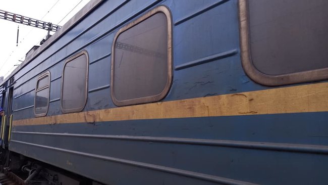 Грязь оказалась древней и устойчивой: датчанин купил швабру и самостоятельно помыл окно поезда Укрзализныци 03
