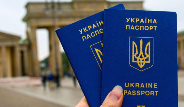 В Україні з 1 квітня подорожчає оформлення закордонного паспорта
