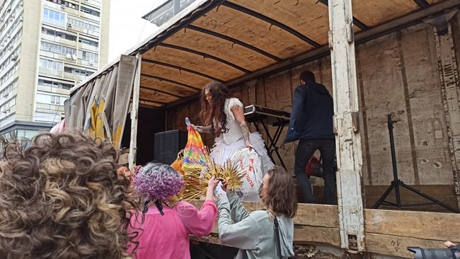 Учасники ЛГБТ-маршу збираються в центрі Києва 03