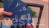 "Украина, спасибо, иди-ка ты в ж#пу. Не смогли улететь в Стамбул из-за гребаного законодательства", - у Харкові жінка з дітьми влаштувала показову "розправу" над паспортами. ВIДЕО