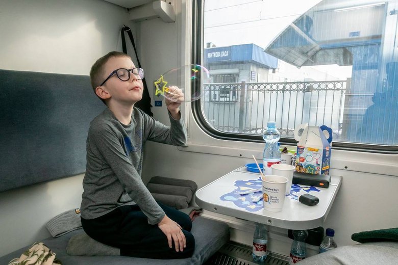 "Укрзалізниця" відправляє понад 30 "вагонів незламності" в регіони