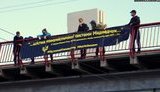 Банери на підтримку книги "Справа Василя Стуса" вивісили на центральному мосту в Дніпрі. ФОТО