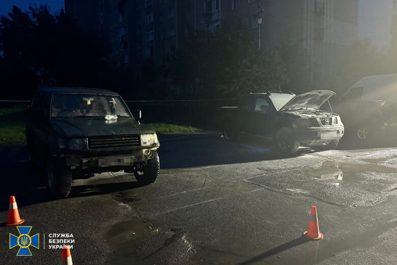 СБУ викрила двох молодиків, які підпалювали позашляховики ЗСУ на Прикарпатті