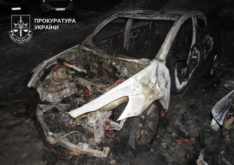 Хлопець та дівчина спалили три Тесли на замовлення у Києві