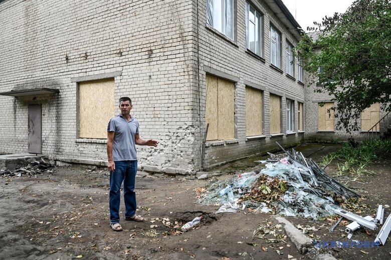 Школа без крыши, дома без окон: войска РФ два дня подряд обстреливают село под Запорожьем 06