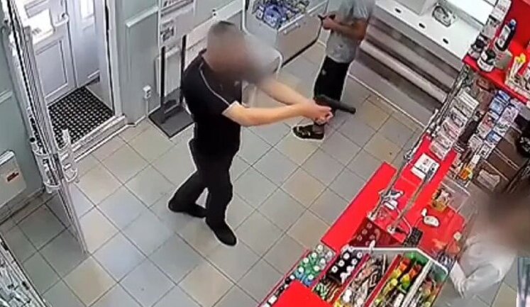 Russian in pharmacy points gun at pharmacist: "I need promedol! I will shoot you. There is no promedol? Well, okay". VIDEO