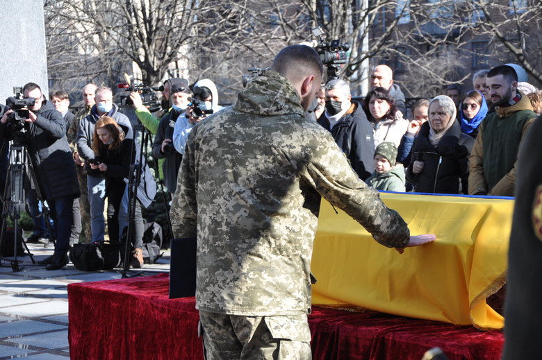 В Києві попрощалися із загиблим внаслідок російського обстрілу розвідником 30-ї ОМБр Антоном Сидоровим 30