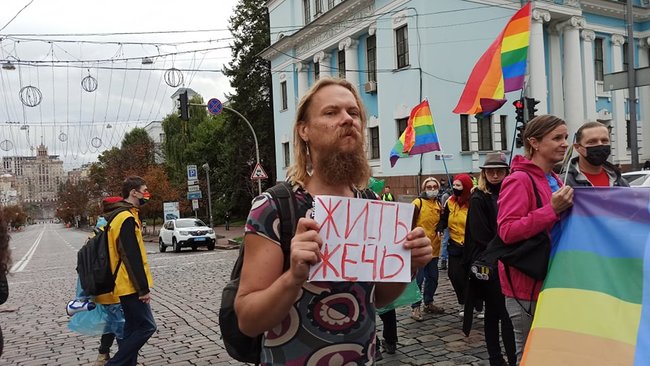 Учасники ЛГБТ-маршу збираються в центрі Києва 10
