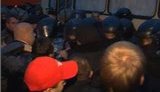В Первомайске оппозиция с помощью митингующих прорвала кольцо "Беркута" и отбила протоколы. ВИДЕО