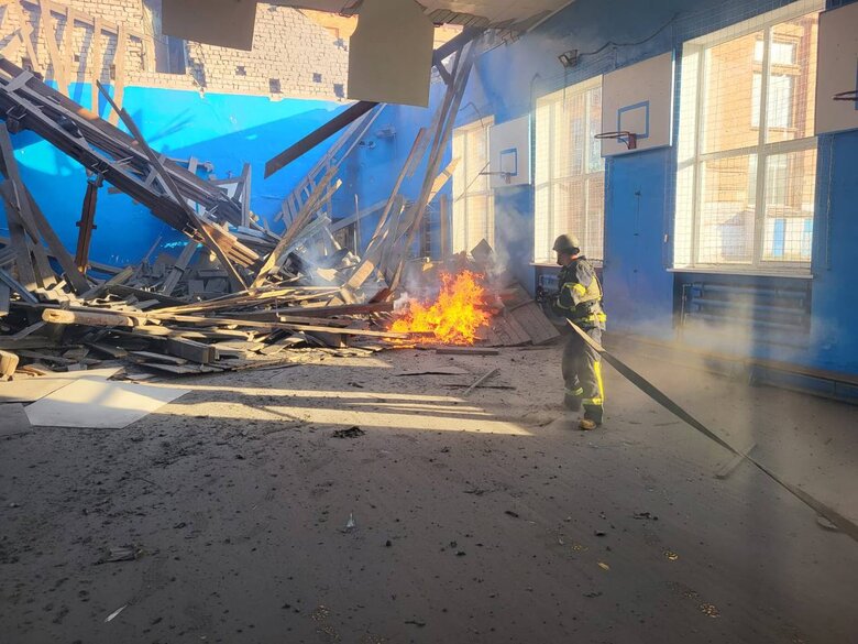 Войска РФ нанесли очередные артиллерийские удары по Купянску, повреждено здание учебного заведения 01