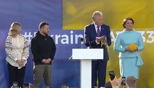 Зеленський привіз у Вільнюс бойовий прапор із Бахмуту. ВIДЕО