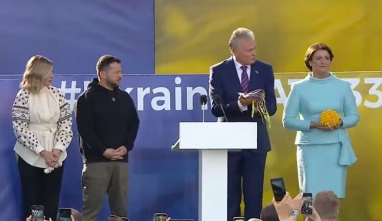 Зеленський привіз у Вільнюс бойовий прапор із Бахмуту. ВIДЕО