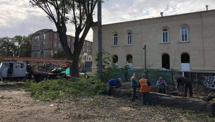 Кличко - глава дровосеков, на Арсенальной срезали 17 здоровых деревьев, - нардеп СН Гурин. ФОТО