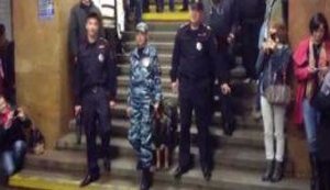 Полиция устроила флешмоб в московском метро и спела песню советских милиционеров: "Наша служба и опасна и трудна..." ВИДЕО