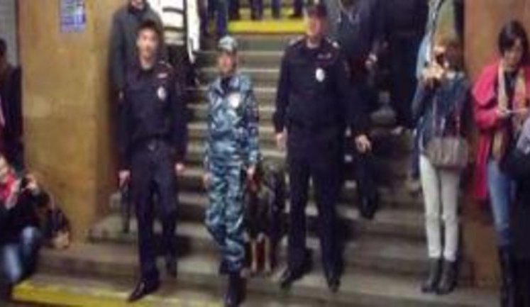 Полиция устроила флешмоб в московском метро и спела песню советских милиционеров: "Наша служба и опасна и трудна..." ВИДЕО