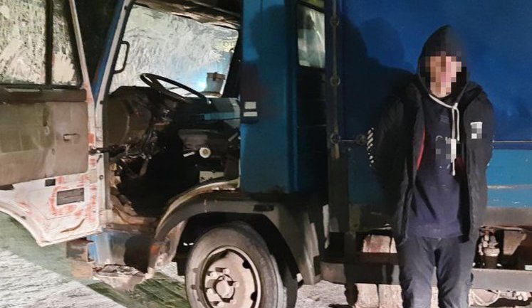 Підліток викрав вантажівку, щоб покатати дівчину на Київщині, - поліція. ФОТО
