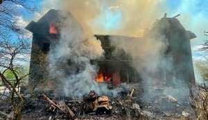 В результате вражеских обстрелов сгорела дотла Лисичанская гимназия, построенная более 100 лет назад. ВИДЕО+ФОТОрепортаж