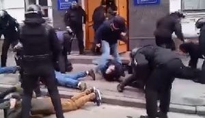 бьет,лежачего