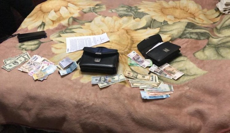 Фальшивомонетчики продавали киевлянам поддельные гривни, доллары и евро, - прокуратура. ФОТО