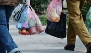 Відсьогодні одноразові пластикові пакети в магазинах під забороною
