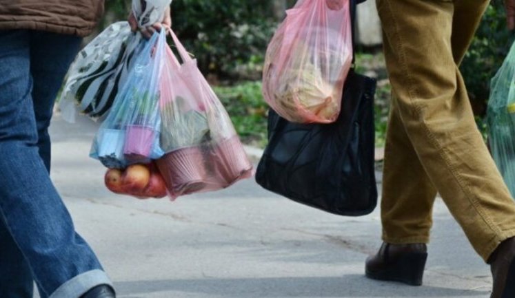 Відсьогодні одноразові пластикові пакети в магазинах під забороною