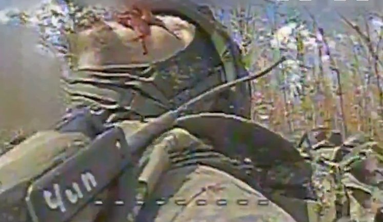 Окупант із позивним "Чип" лежить серед бур’янів і вдивляється мертвими очима в українське небо після атаки безпілотника. ВIДЕО 18+