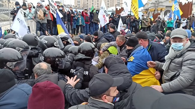 Протест ФОПів: Правоохоронці спробували демонтувати намети - застосовували сльозогінний газ 06