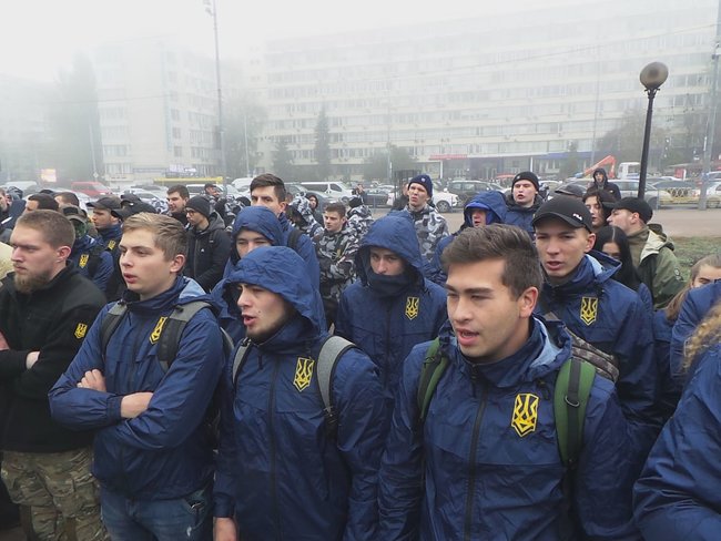 Акція Ні капітуляції! відбувається під Київською ОДА 12