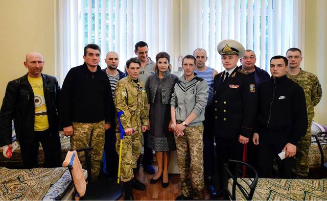 Порошенко пригласил бойцов из госпиталя на финал Евровидения 03 Порошенко пригласил бойцов из госпиталя на финал Евровидения 03
