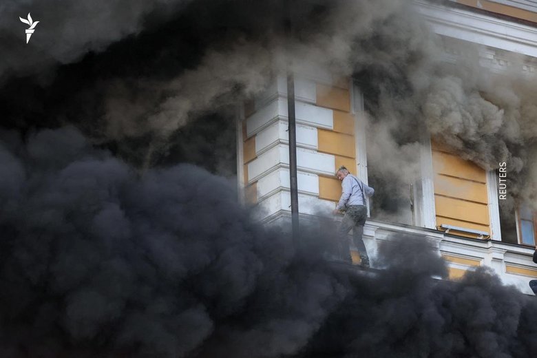 НАН України горить після удару РФ: люди рятуються