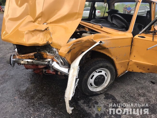 BMW выбросило на обочину после столкновения: иномарка, за рулем которой была беременная, после ДТП насмерть сбила двух женщин 03