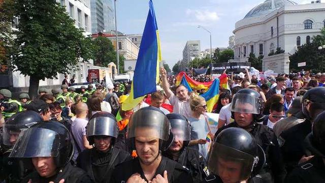 Учасники КиївПрайду рушили за зміненим маршрутом 01