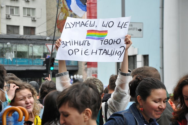 Руху ЛГБТ-маршу намагалася перешкодити жінка, яка лягла на асфальт і кричала про перетворення хлопчиків на геїв 33