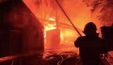 У Миколаєві вночі сталася масштабна пожежа на деревообробному підприємстві 